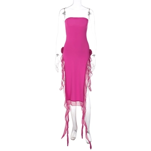 Détail d'une robe midi rose bustier avec volants en dentelle et fleurs en 3D
