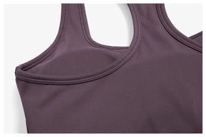 Gros plan sur les coutures professionnelles et le tissu élastique d'un soutien-gorge de sport violet