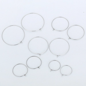 Accessori per orecchini a cerchio in metallo argentato lucido in tre diverse misure