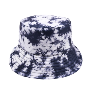 Détail du tissu tie-dye du chapeau bob et des coutures renforcées du rebord