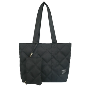 Borsa tote trapuntata nera in nylon con astuccio coordinato e etichetta moda