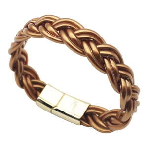 Dettaglio di un bracciale intrecciato bronzo con chiusura magnetica quadrata lucida