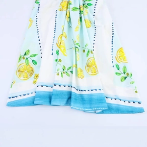 Abito da donna in popeline verde chiaro con stampa di limoni e bordo ondulato