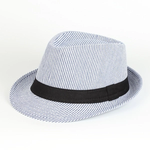 Détail du chapeau fedora à rayures bleues et blanches avec ruban noir décoratif élégant