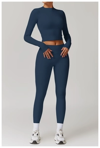 Vue de face d'un ensemble de yoga bleu marine avec haut court à manches longues et legging