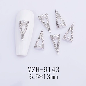 Dettaglio di ciondoli per unghie triangolari con perle e strass lucidi 6.5x13mm