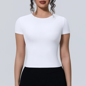 Détail du crop top blanc moulant avec tissu élastique et respirant pour le yoga et sport