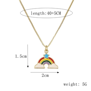 Collar con colgante de arcoíris y nube con cadena dorada y detalles de las medidas