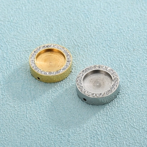 Pendentif rond en acier titane avec cristaux de zircon en finition or et argent