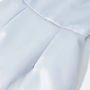 Detailansicht eines hellblauen Satinkleids mit glattem Stoff und Profi-Nahtverarbeitung