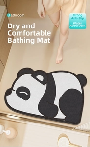 Détail du tapis de bain panda montrant sa texture en fibres douces et absorbantes