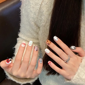 Faux ongles faits main avec motifs chiots 3D et jolis dessins rouges et blancs peints à la main