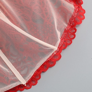 Gros plan détaillé des bords en dentelle rouge et du tissu en maille transparente avec couture