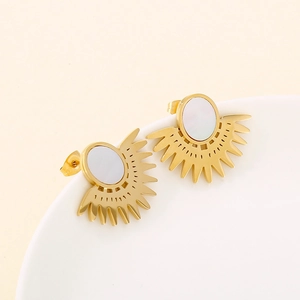 Détail de boucle d'oreille en acier inoxydable doré avec insert en nacre ronde