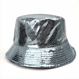Détail d'un chapeau bob en cuir verni argenté avec motif de losanges gaufrés