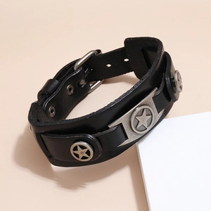 Dettaglio bracciale punk in pelle nera con ciondoli a stella e fibbia in metallo lucido