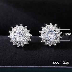 Elegante 5mm Zirkonia Blumen-Ohrstecker mit Weißgold-Beschichtung auf schwarzem Samt