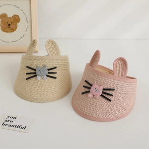 Détail de visières en paille avec oreilles de lapin et broderie de chaton mignonne
