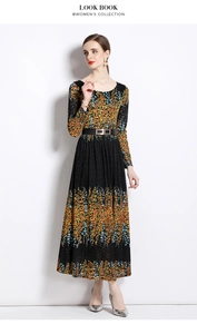 Vestido largo de encaje negro con manga larga, flores estampadas y cinturón de hebilla negra