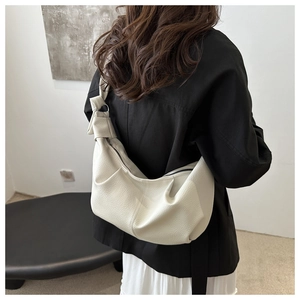 Vista posteriore della modella con borsa a nuvola plissettata bianco crema e tracolla