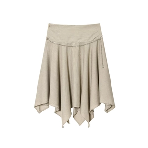 Jupe midi asymétrique à rayures beiges avec ceinture en chaîne dorée sur fond blanc
