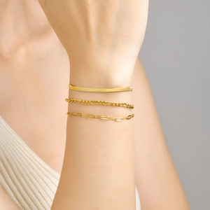 Ensemble de trois bracelets superposés en or 18 carats avec mailles serpent