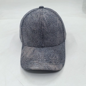 Vista dettagliata del cappellino da baseball grigio scuro con finitura a trama glitterata argento