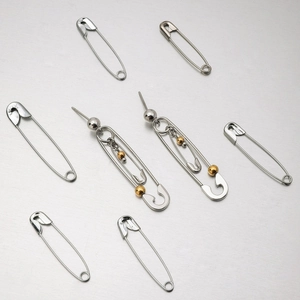 18K gold-plated titanium steel paperclip earrings with silver beads set on metal plate