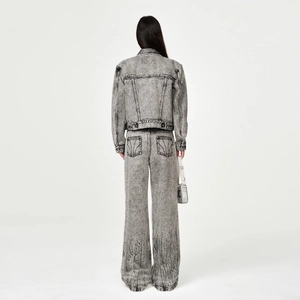 Vue arrière d'un mannequin portant une veste et un pantalon large en denim gris délavé
