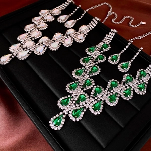 Vue détaillée de parures de bijoux goutte de luxe avec émeraude et pierres d'opale