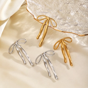 Orecchini a fiocco in acciaio inossidabile oro 18K e argento su seta beige elegante