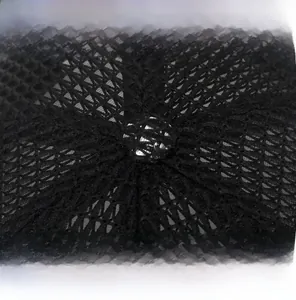 Detail der atmungsaktiven schwarzen Mesh-Baseballkappe mit verstärktem Knopf und Nähten