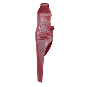 Elegantes rotes Neckholder-Kleid mit Rosendetail und hohem Schlitz Abendkleid-Design