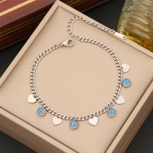 Silbernes Armband mit Herzanhängern und blauen Perlen des bösen Blicks auf Display