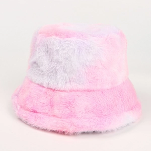 Dettaglio del cappello da pescatore in pelliccia sintetica tie-dye rosa e viola felpato