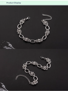 Détail d'un bracelet gourmette en acier argenté avec maillons industriels et fermoir mousqueton