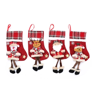 Set mit vier Nikolausstiefeln mit 3D-Figuren von Weihnachtsmann, Schneemann und Bär