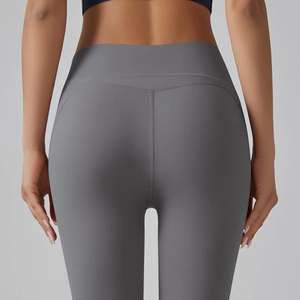 Detail van de yoga legging met hoge taille en gebogen naden voor een liftend effect