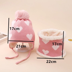 Gestricktes Set aus Mütze und Schal mit Herzmuster und Maßangaben für Kinder im Winter