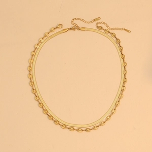 Dettaglio della collana doppia dorata a Y con catena a serpente e maglie a chicco di caffè