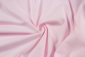 Vue détaillée du tissu élastique rose doux avec texture plissée et reflets soyeux