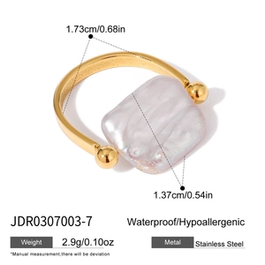 Detailansicht eines goldenen Edelstahlrings mit quadratischer lila Süßwasserperle Einlage