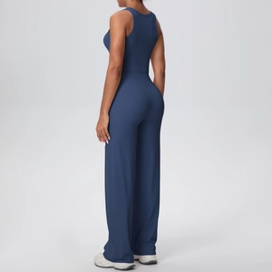 Dettaglio di set yoga blu navy con top scoperto e pantaloni sportivi larghi