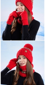 Gros plan sur l'ensemble d'hiver rouge avec bonnet à pompon, écharpe et gants à motif jacquard