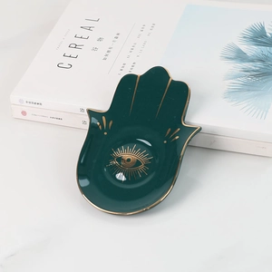 Detailansicht der Hamsa-Hand Keramik-Schmuckschale in Dunkelgrün mit goldenem Auge