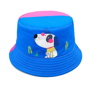 Détail du chapeau bob pour enfants avec motif de chien coloré et coutures de qualité