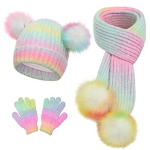 Dettaglio del set invernale in maglia arcobaleno con cappello sciarpa guanti e pompon