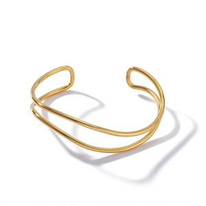 Minimalistischer, 18K vergoldeter Edelstahl-Armreif mit geometrischem Doppelstreifen-Design