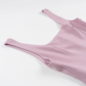 Détail de la robe rose sans manches montrant l'encolure carrée et la texture du tissu