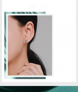 Détail de boucles d'oreilles étoile en argent S925 avec pierres bleues portées par un mannequin
